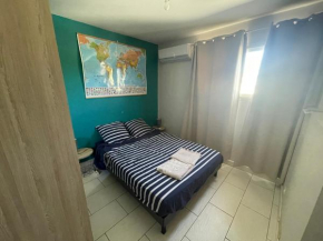 Chambre lit double à 3 mins à pied du Lagon Salines les bains